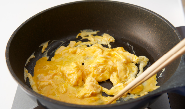 フライパンにサラダ油を入れて熱し、溶いた卵を一気に流し入れ、大きくかき混ぜて半熟になるまで炒め、いったん取り出す。