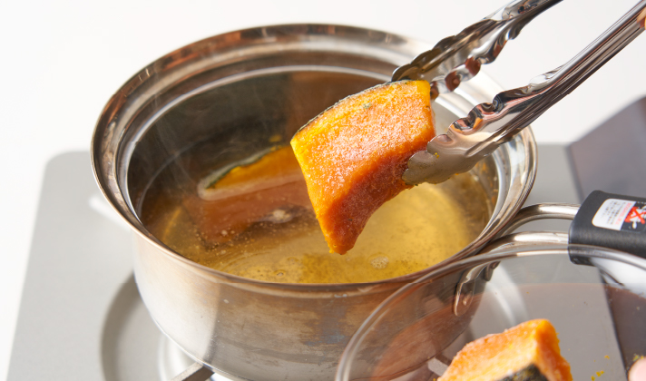 鍋にAを加えて火にかけ、煮立ってきたら冷凍かぼちゃを凍ったまま加えてお好みの柔らかさまで煮る。