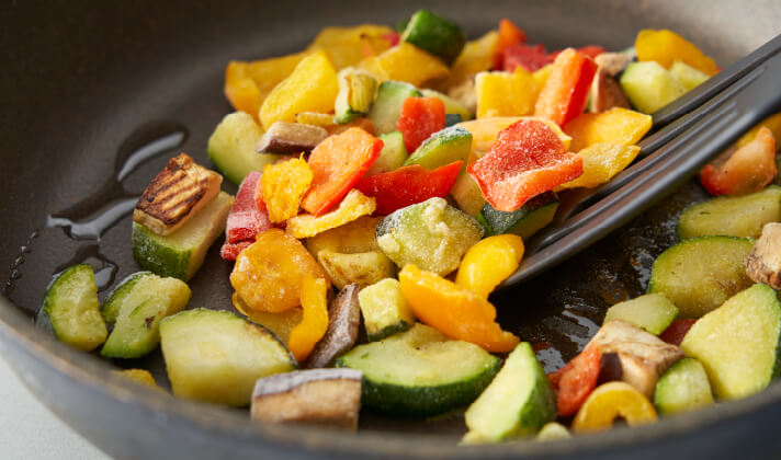 フライパンにサラダ油を熱して冷凍グリル野菜を凍ったまま入れ、中火で2分炒める