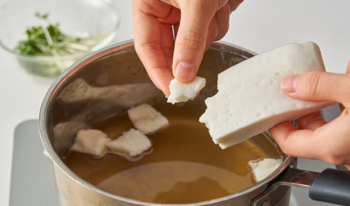 鍋にAを入れて軽く煮立て、手でちぎったはんぺんと、キッチンばさみで根元を切り落としたブロッコリースプラウトを加える