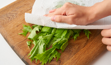 水菜は軽く洗ったあと食べやすい大きさに切り、水気を切ってボウルに入れる。