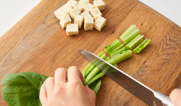 高野豆腐はぬるま湯（分量外）で戻し、 1cmの角切りにする。小松菜は3~4cmの長さに切る。