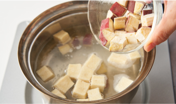 鍋にだし汁を入れて火にかけ、煮立ってきたら高野豆腐と冷凍さつまいもを加えて3分ほど煮る。