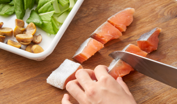 むき甘栗を半分に切り、チンゲンサイをざく切り、鮭を食べやすい大きさに切る。